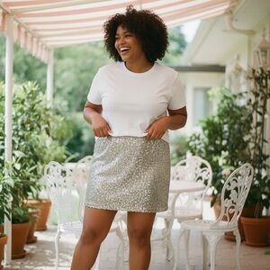 TORRID - NEW WITH TAGS -SIZE 5X / SIZE 28 - CHAMPAGNE COLOR SEQUINED MINI B17